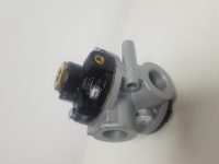 接入气动系统前，稳速油雾器需要核对哪些气源与管路条件