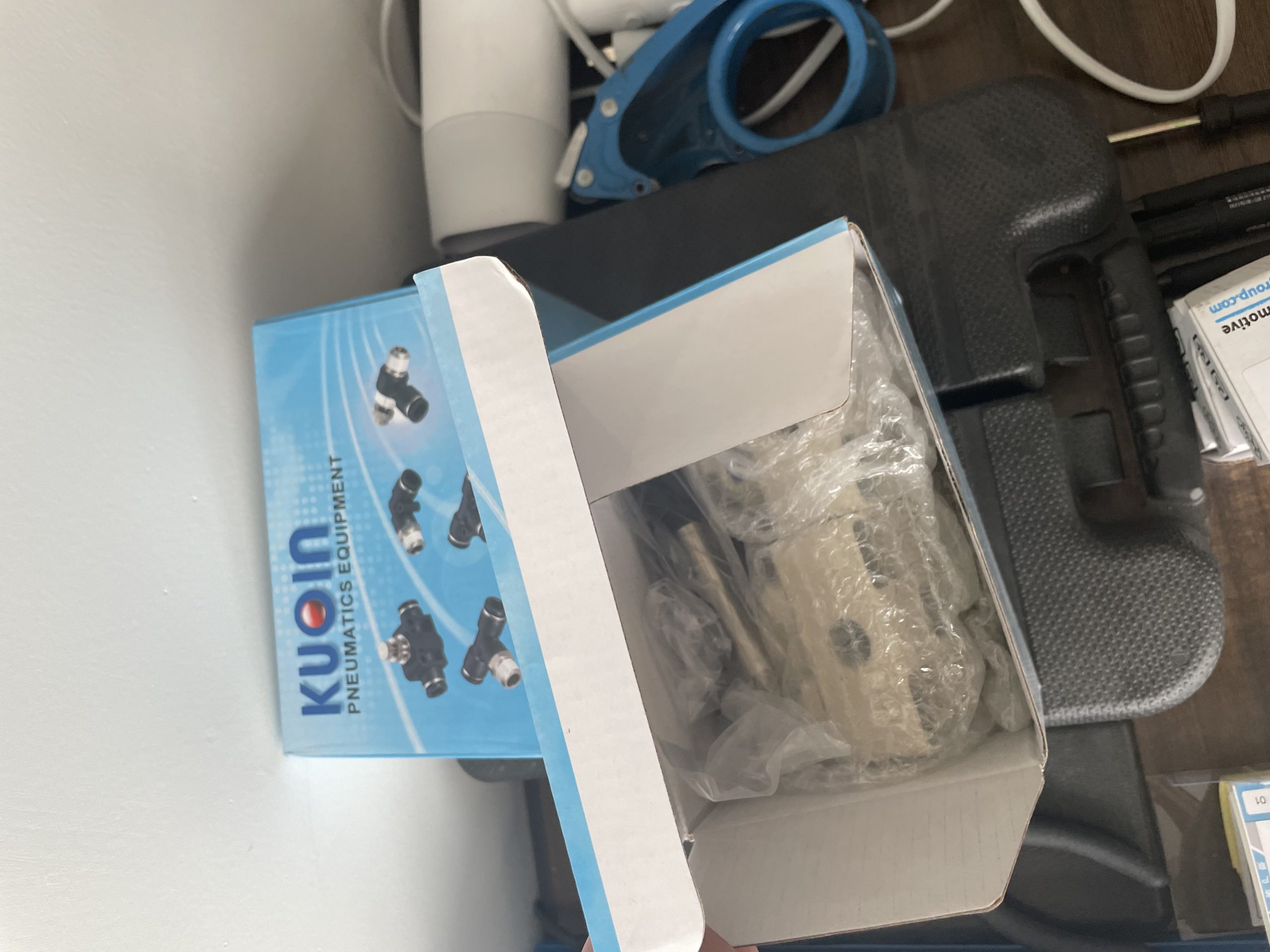 自动化挡停环节中,金器阻挡气缸的作用与应用配图