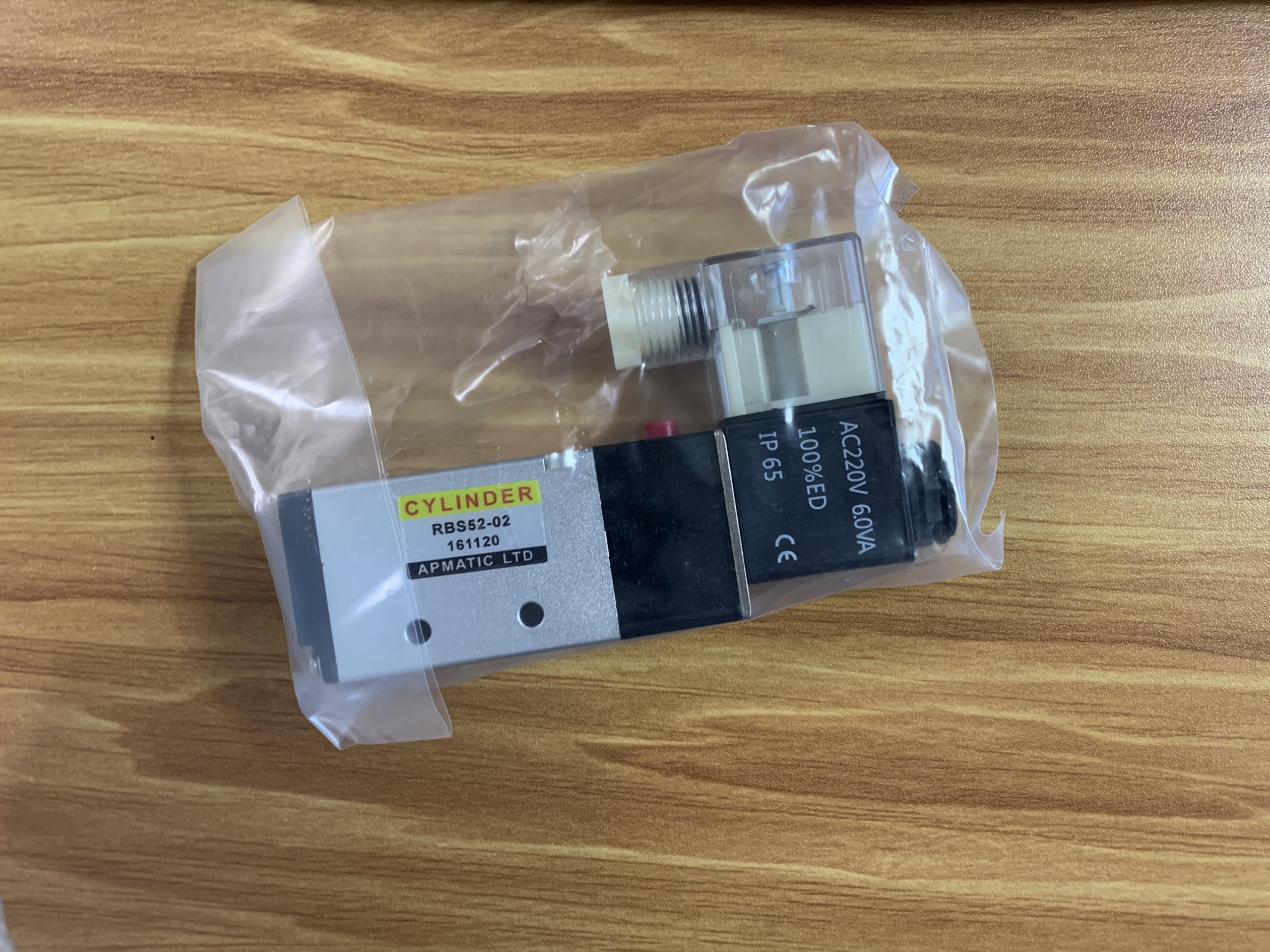 精度、读数与适用工况有何不同?CNI精密压力表对比普通压力表配图
